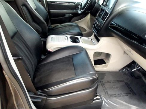 Used 2019 Dodge Grand Caravan SXT image 9