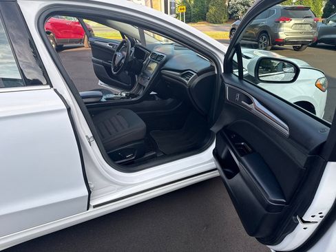 Used 2017 Ford Fusion SE w/ Fusion SE Technology Package FWD image 16