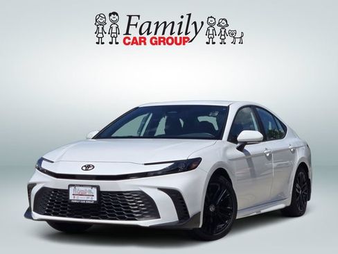 Used 2025 Toyota Camry XLE FWD image 1