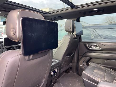 Used 2021 GMC Yukon XL SLT w/ SLT Premium Package image 9