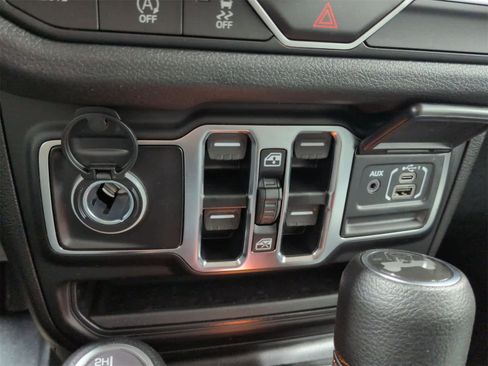 Used 2025 Jeep Wrangler Sport S image 31