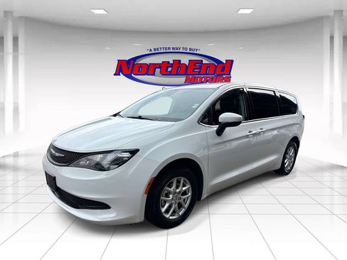 Used 2023 Chrysler Voyager LX FWD image 7