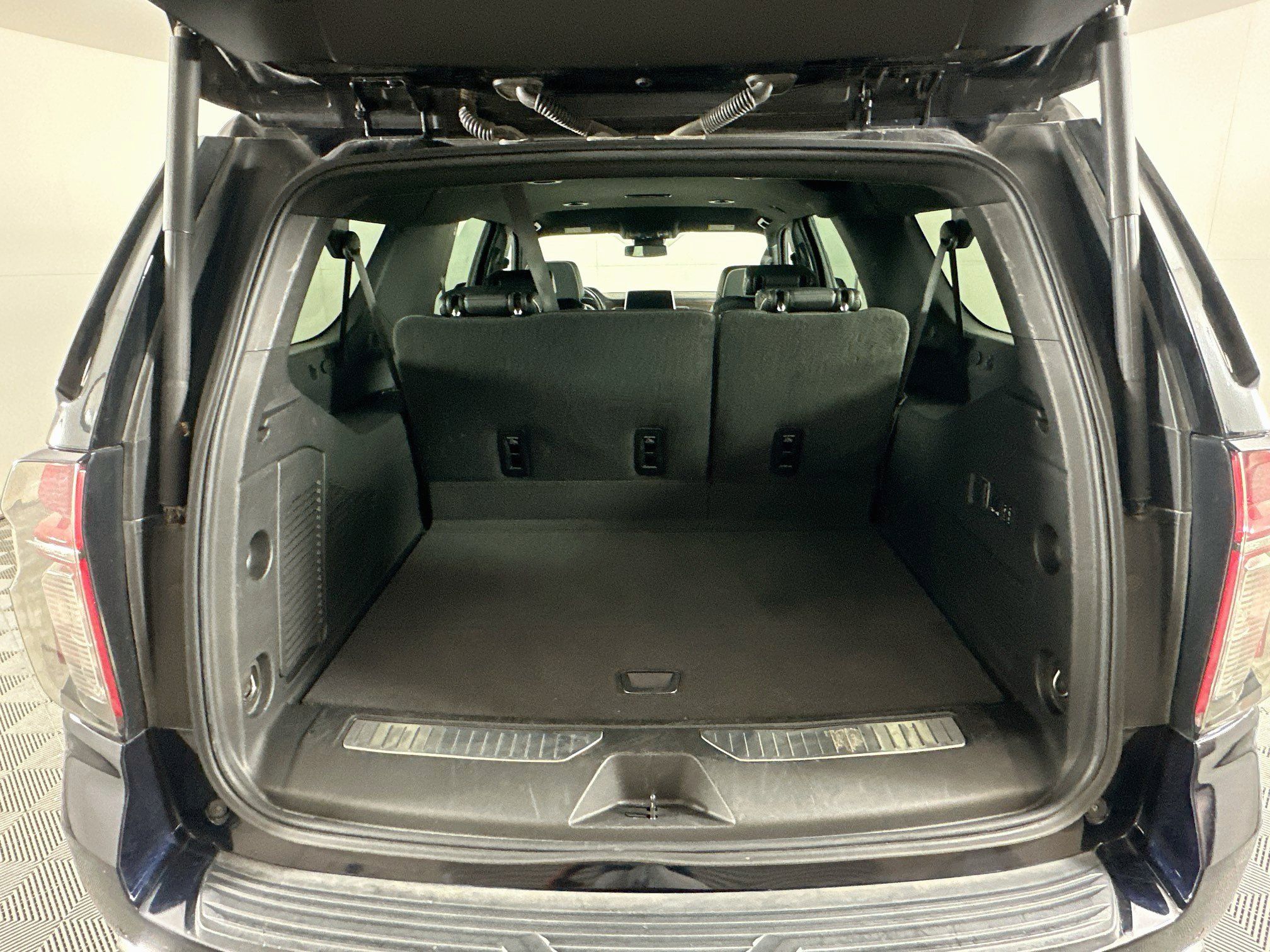 Used 2023 Chevrolet Suburban Premier AWD/4WD image 30
