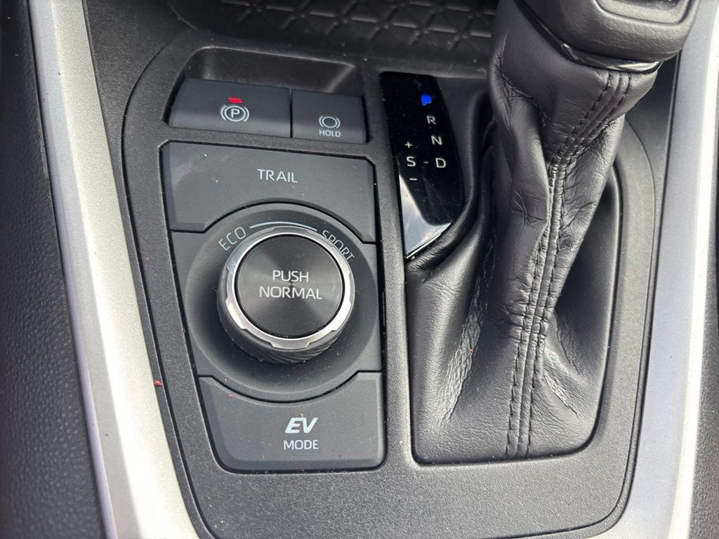 Used 2024 Toyota RAV4 LE AWD/4WD image 24