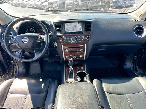Used 2018 Nissan Pathfinder Platinum image 3