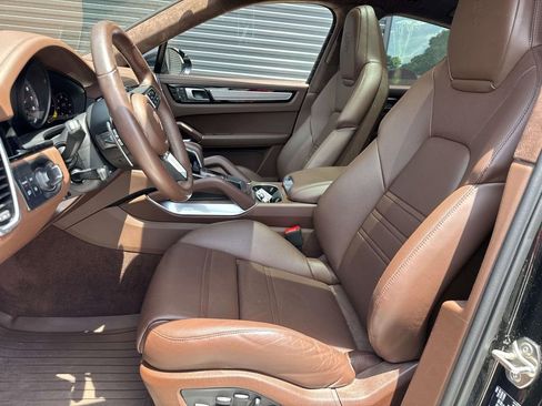 Certified 2023 Porsche Cayenne Turbo S AWD/4WD image 5