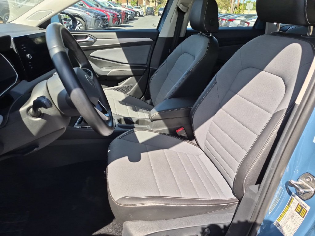 Used 2025 Volkswagen Jetta SE FWD image 25