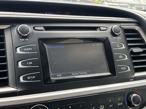 Used 2017 Toyota Highlander LE AWD/4WD image 16