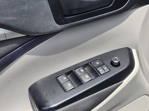 Used 2019 Toyota Highlander LE FWD image 14