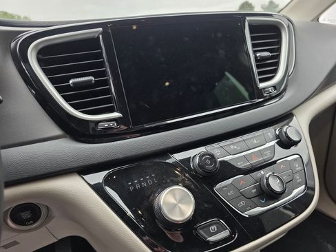Used 2023 Chrysler Pacifica Touring-L FWD image 16