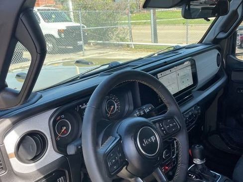 Used 2025 Jeep Wrangler Willys image 17