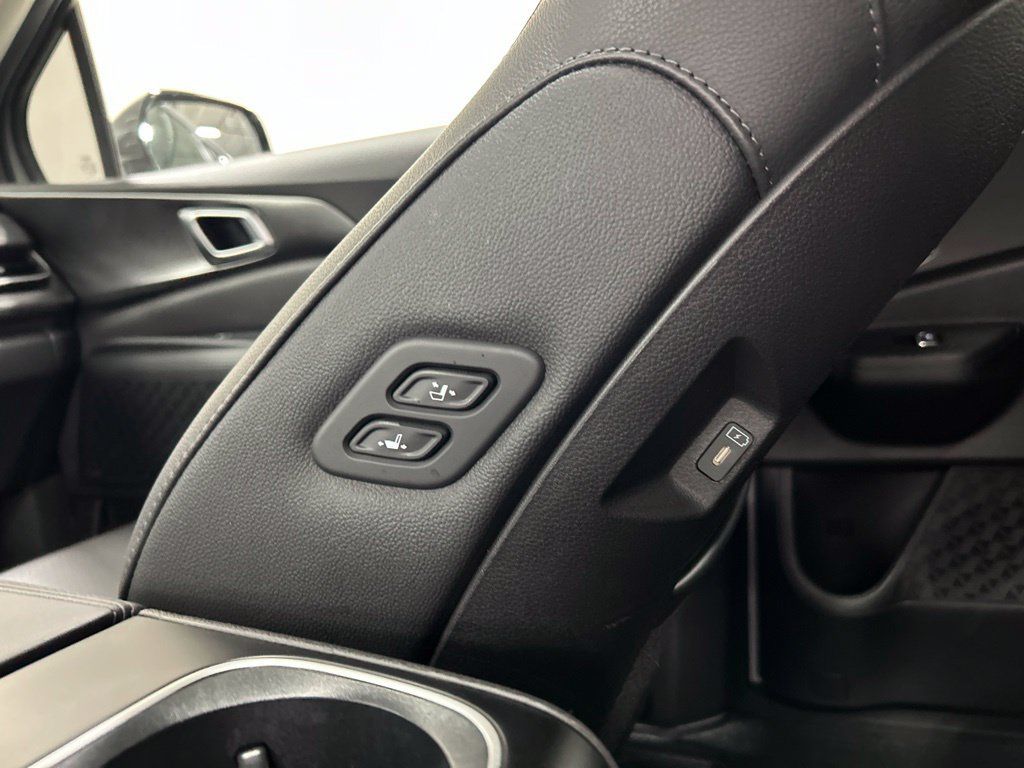 Certified 2025 Kia Carnival SX Prestige FWD image 29