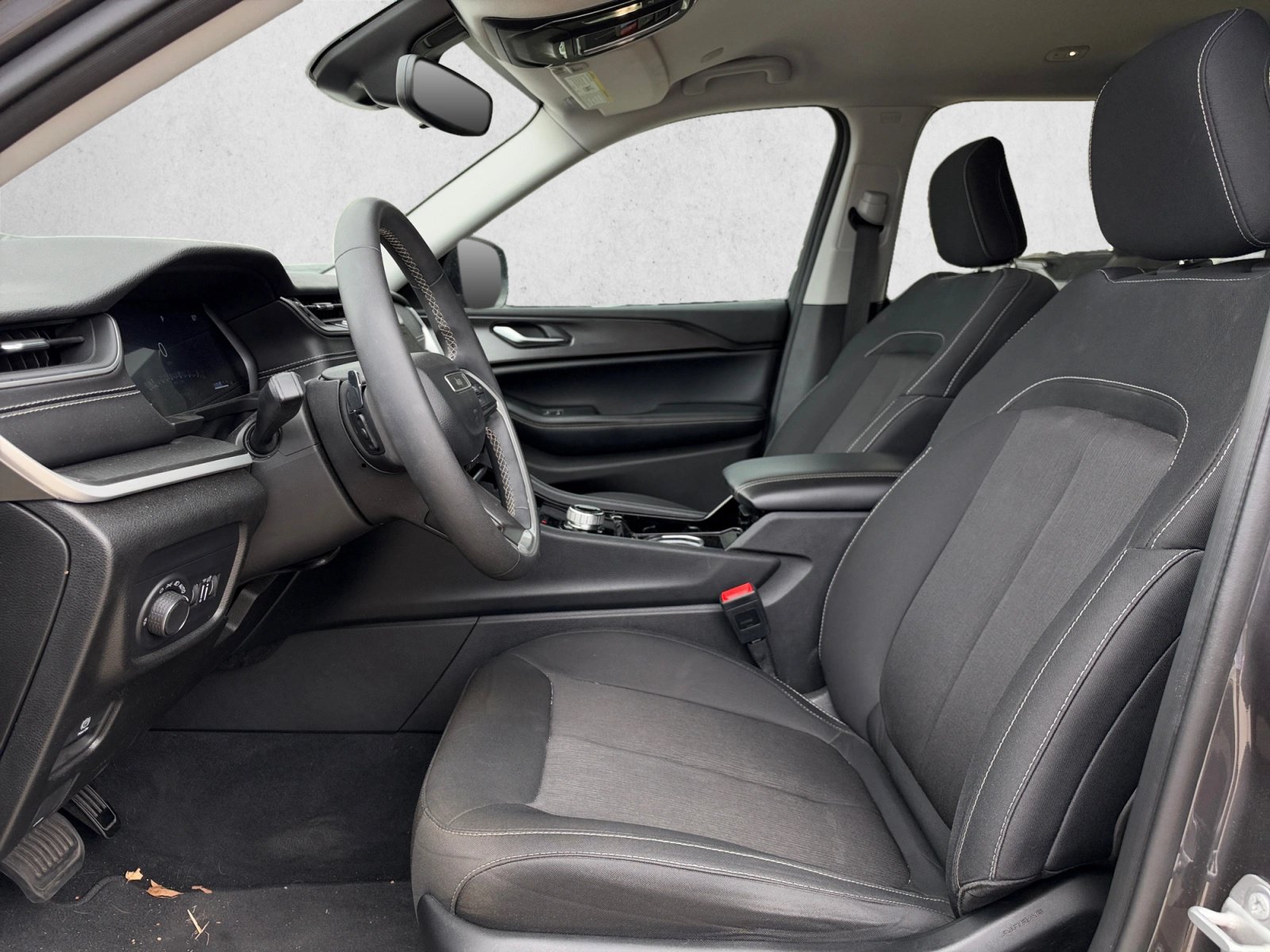 Used 2023 Jeep Grand Cherokee L Laredo RWD image 11