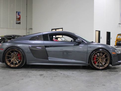 Used 2017 Audi R8 V10 w/ Carbon Exterior Package image 7