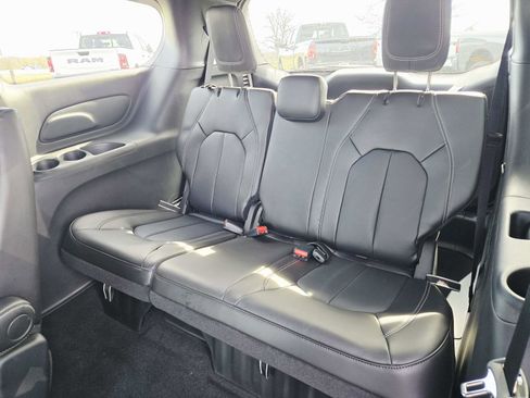 New 2026 Chrysler Pacifica Select image 13