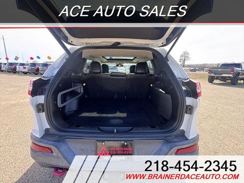 Used 2016 Jeep Cherokee Trailhawk w/ Comfort/Convenience Group AWD/4WD image 21