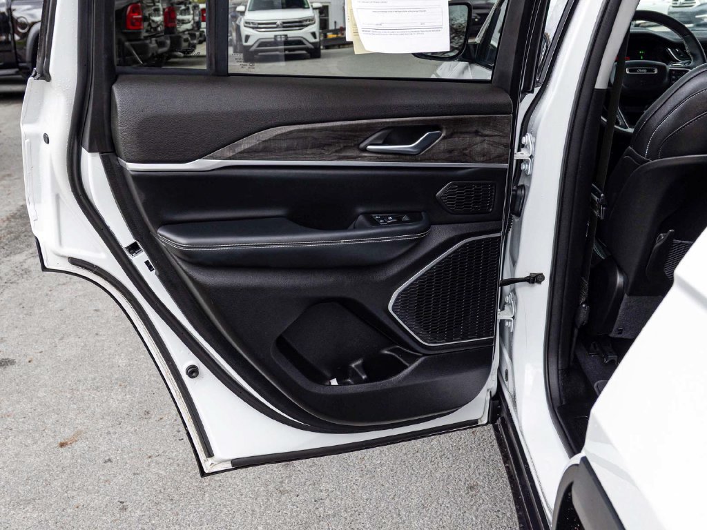 Used 2023 Jeep Grand Cherokee 4WD 4xe image 14