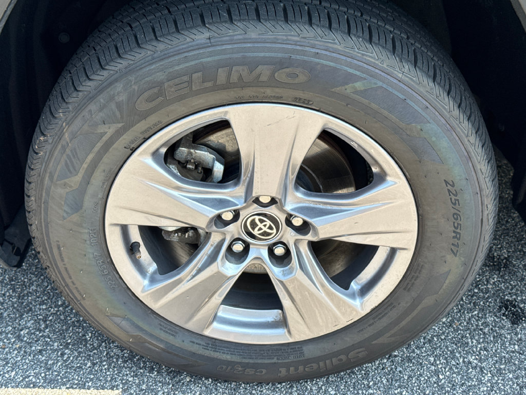Used 2025 Toyota RAV4 XLE AWD/4WD image 14