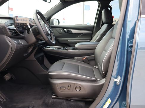 Used 2025 Buick Enclave Preferred image 9