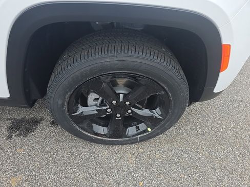 New 2025 Jeep Grand Cherokee Altitude image 9