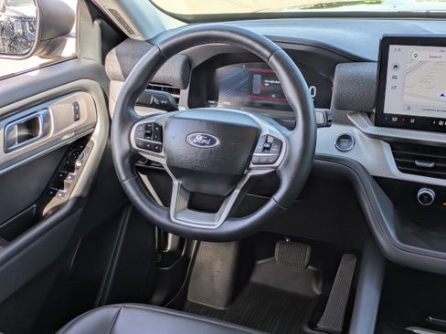 Used 2025 Ford Explorer Active w/ Active Comfort Package RWD image 16