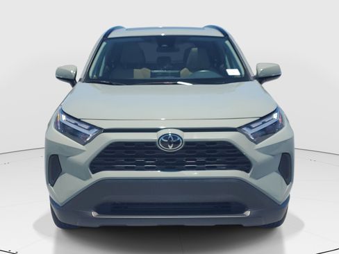 Used 2022 Toyota RAV4 XLE w/ Convenience Package FWD image 2