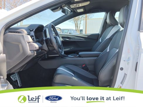 Used 2025 Toyota Camry SE image 11