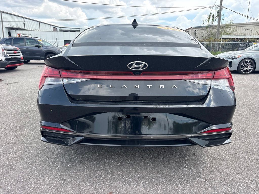 Used 2022 Hyundai Elantra SEL w/ Convenience + Premium Package FWD image 4