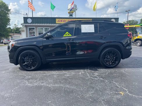 Used 2023 GMC Terrain SLT w/ Tech Package FWD image 2