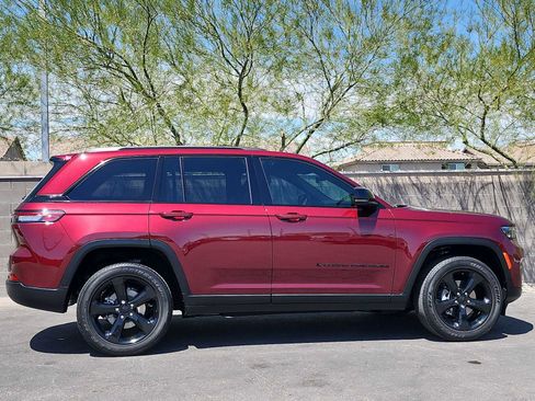 Used 2025 Jeep Grand Cherokee Altitude AWD/4WD image 10