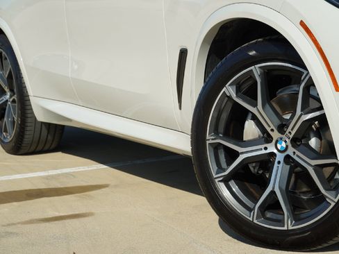 Used 2021 BMW X5 xDrive40i w/ M Sport Package image 3