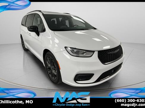 Used 2025 Chrysler Pacifica Limited FWD image 1