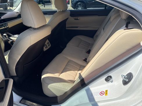 Used 2017 Lexus ES 350 w/ Luxury Package FWD image 4
