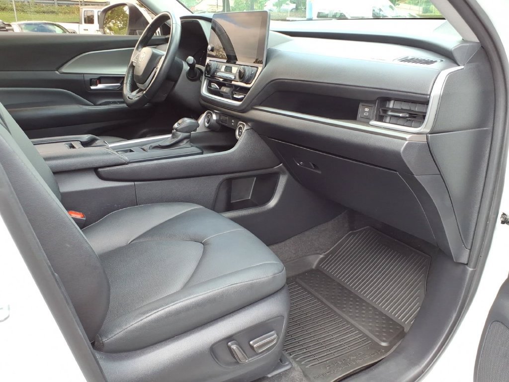 Used 2024 Toyota Grand Highlander AWD image 11