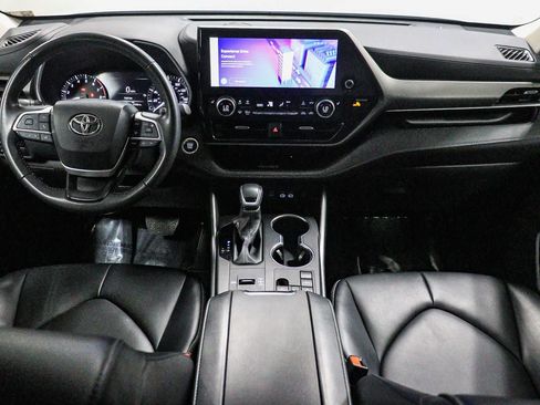 Certified 2024 Toyota Highlander XLE FWD image 14