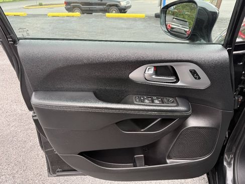 Used 2022 Chrysler Pacifica Touring-L w/ S Appearance Package FWD image 16