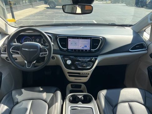 Used 2023 Chrysler Pacifica Touring-L FWD image 21