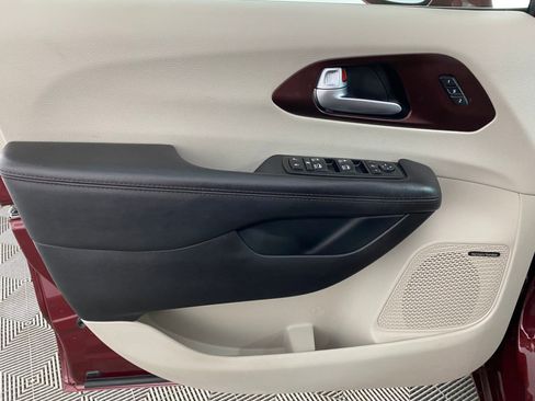 Used 2017 Chrysler Pacifica Limited image 12