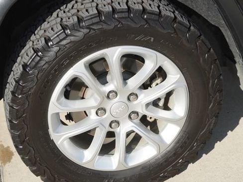 Certified 2021 Jeep Grand Cherokee Laredo image 11