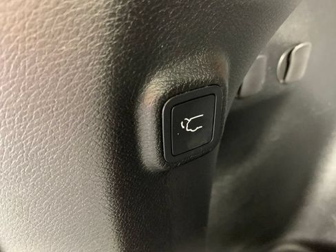 Used 2019 Jeep Cherokee Latitude Plus w/ Comfort/Convenience Group AWD/4WD image 11