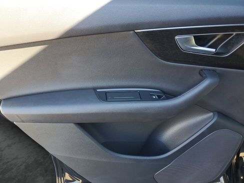 Used 2023 Audi Q7 3.0T Premium w/ Convenience Package image 18