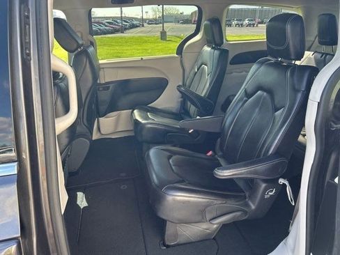 Used 2023 Chrysler Pacifica Touring-L FWD image 34