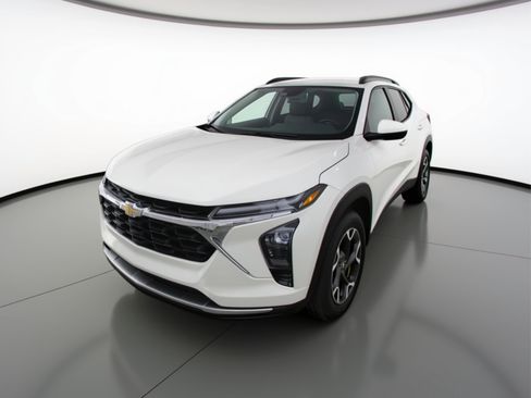 Used 2025 Chevrolet Trax LT w/ LT Convenience Package FWD image 3