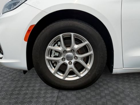 Used 2024 Chrysler Pacifica Touring-L FWD image 16