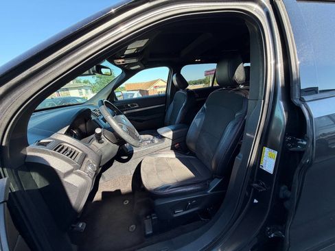 Used 2018 Ford Explorer XLT w/ Equipment Group 202A AWD/4WD image 9