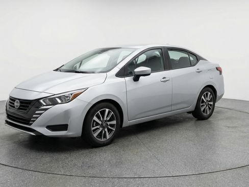 Used 2025 Nissan Versa SV image 3