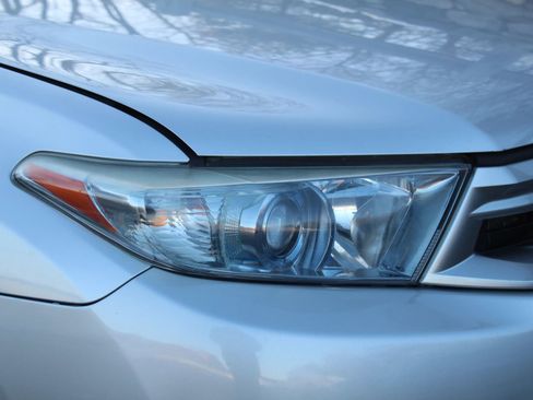 Used 2011 Toyota Highlander Hybrid w/ Cold Weather Pkg image 36