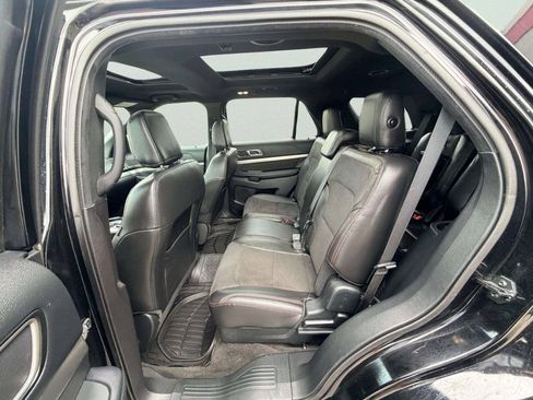 Used 2018 Ford Explorer XLT w/ XLT Appearance Package AWD/4WD image 23