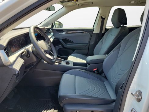 New 2026 Volkswagen Tiguan SE FWD image 9