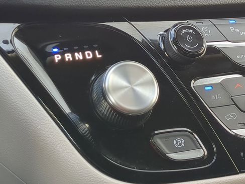 Used 2023 Chrysler Pacifica Touring-L image 25